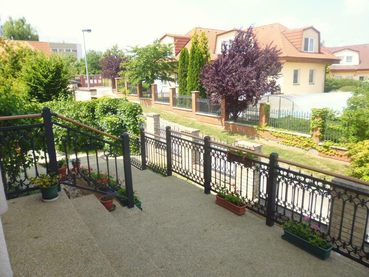 Villa Homestay Nad Helmrovkou Praag Buitenkant foto